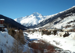 Village de Lanslebourg et dent Parrachée en hiver